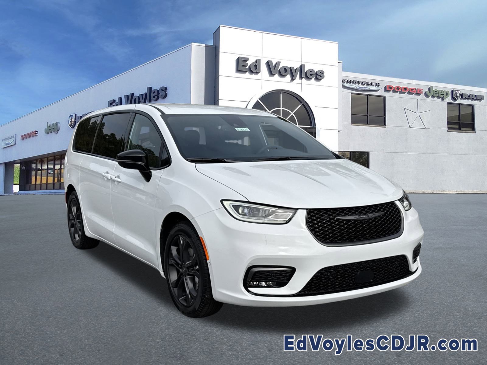 2026 Chrysler Pacifica Select's photo