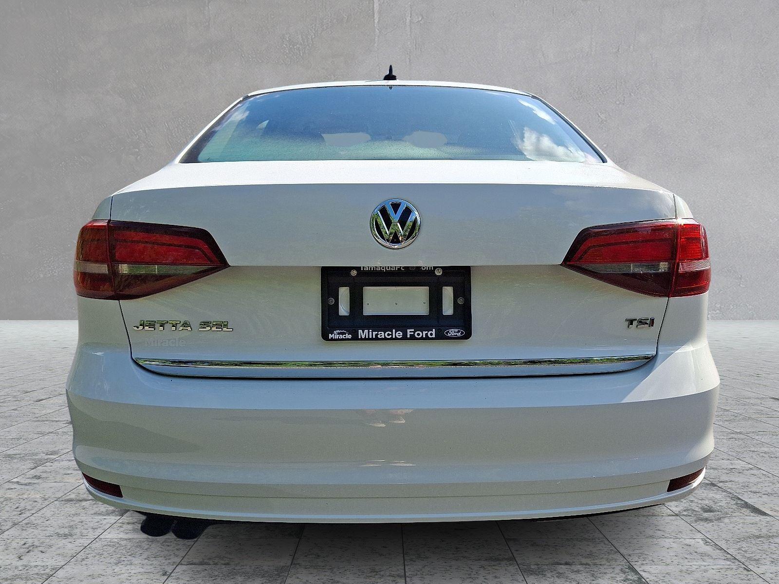 2017 Volkswagen Jetta 1.8T SEL photo 4