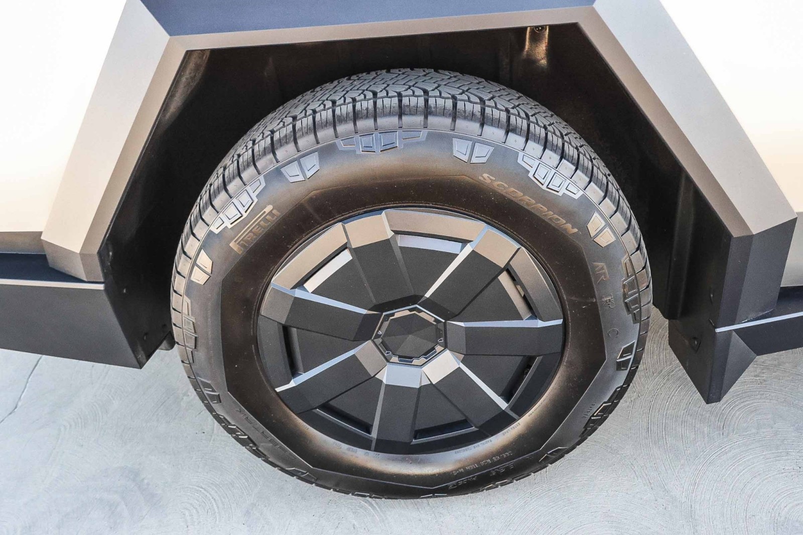 2025 Tesla Cybertruck photo 7