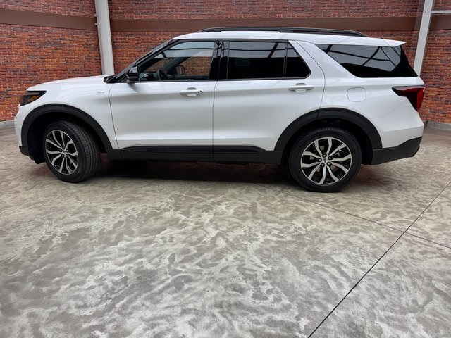 2025 Ford Explorer ST-Line photo 2