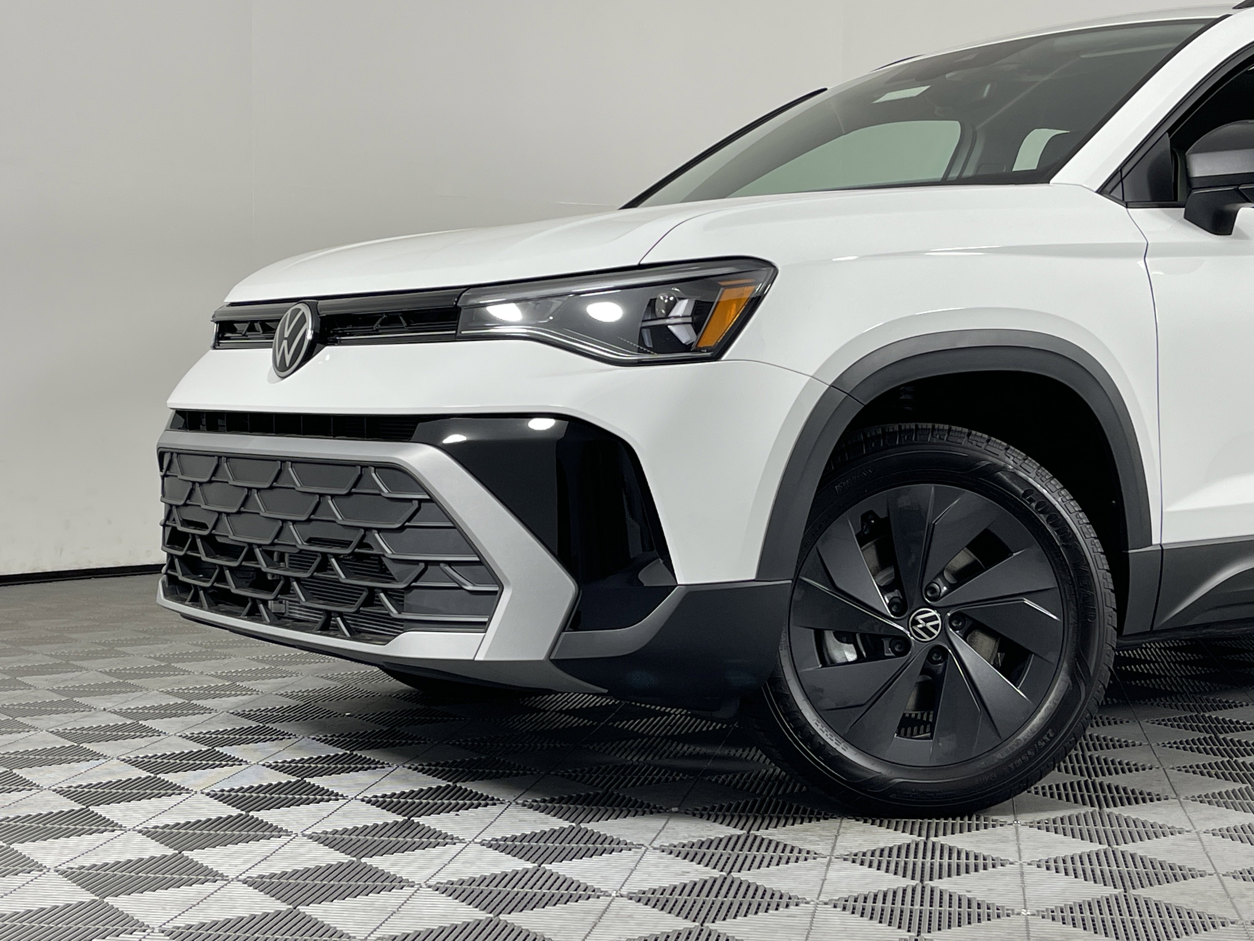 2025 Volkswagen Taos S photo 2