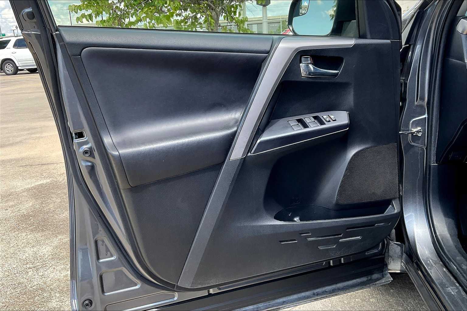 2017 Toyota RAV4 XLE photo 20