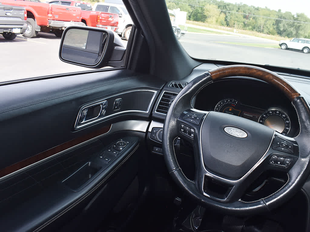 2019 Ford Explorer Platinum photo 17
