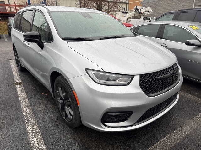 2026 Chrysler Pacifica photo 2