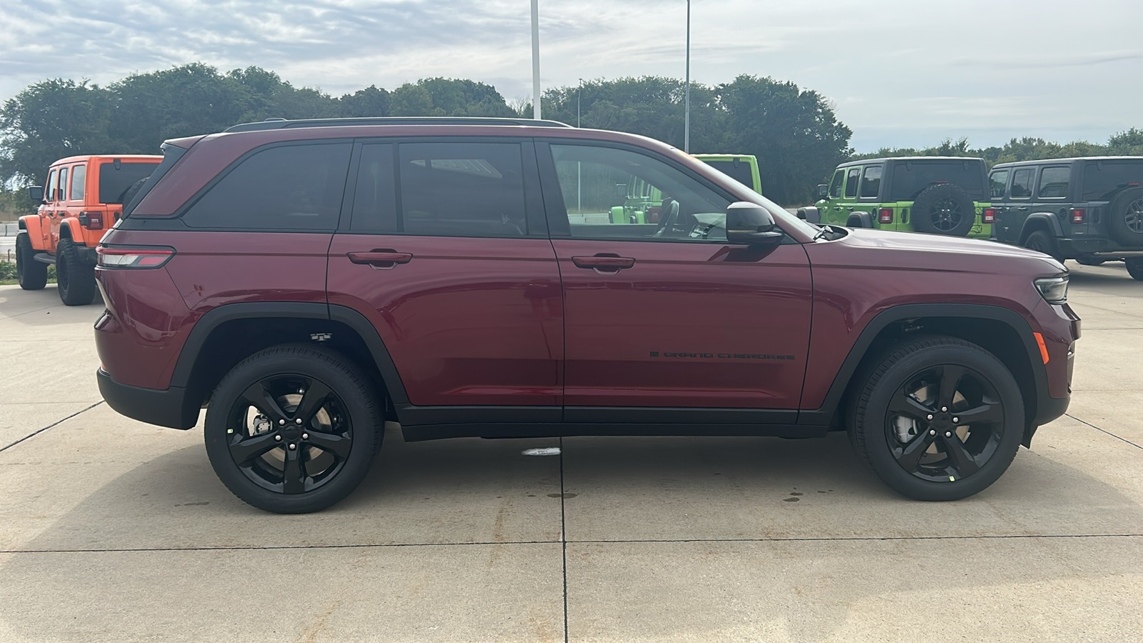 2025 Jeep Grand Cherokee Limited photo 2