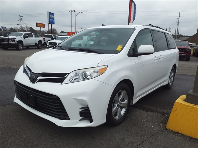 2018 Toyota Sienna LE's photo