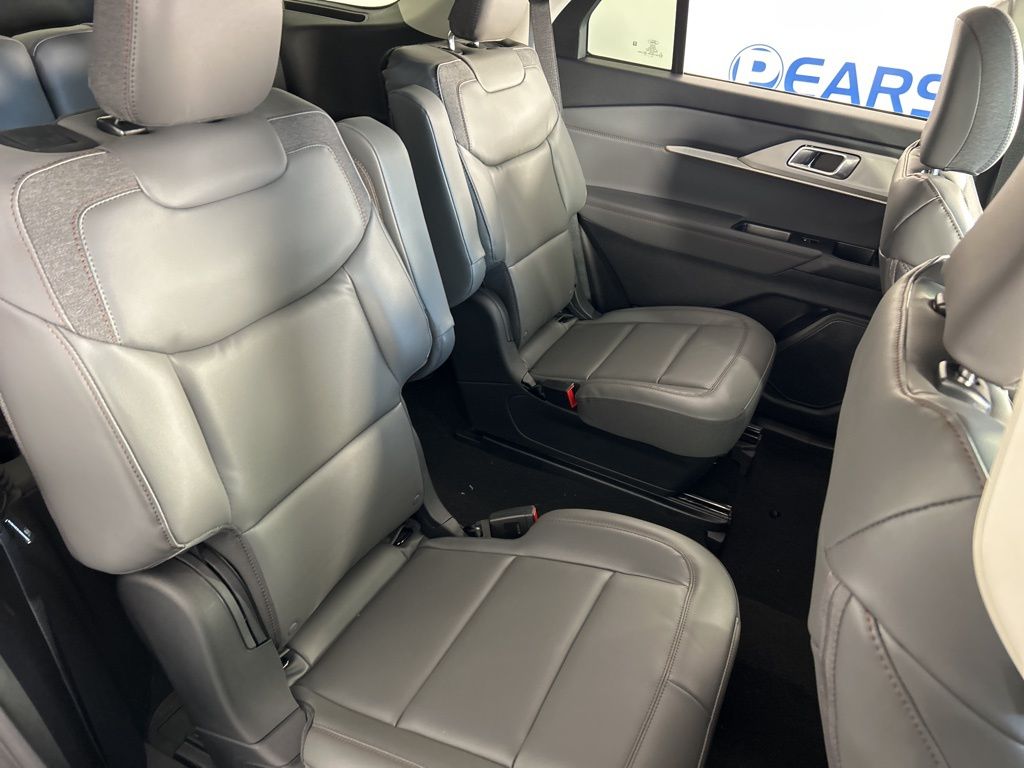 2025 Ford Explorer photo 25