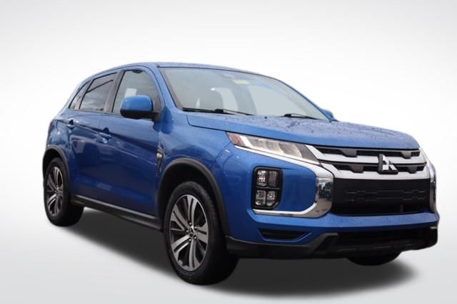 2021 Mitsubishi Outlander ES's photo