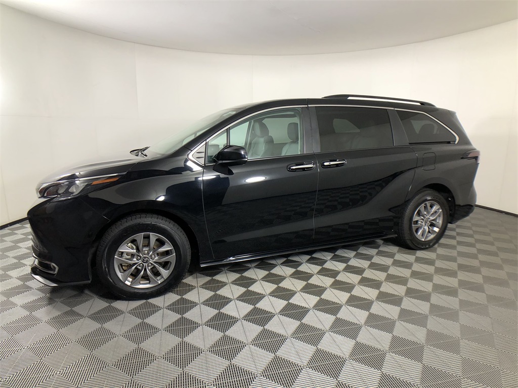 2024 Toyota Sienna XLE photo 6