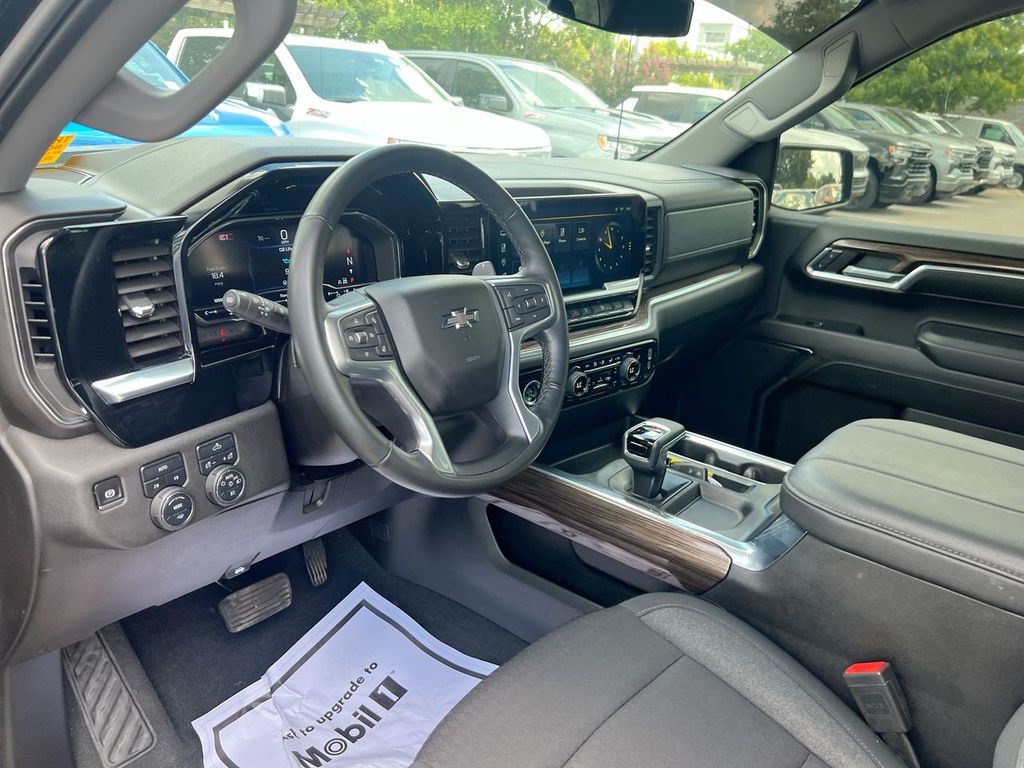 2024 Chevrolet Silverado 1500 RST photo 12