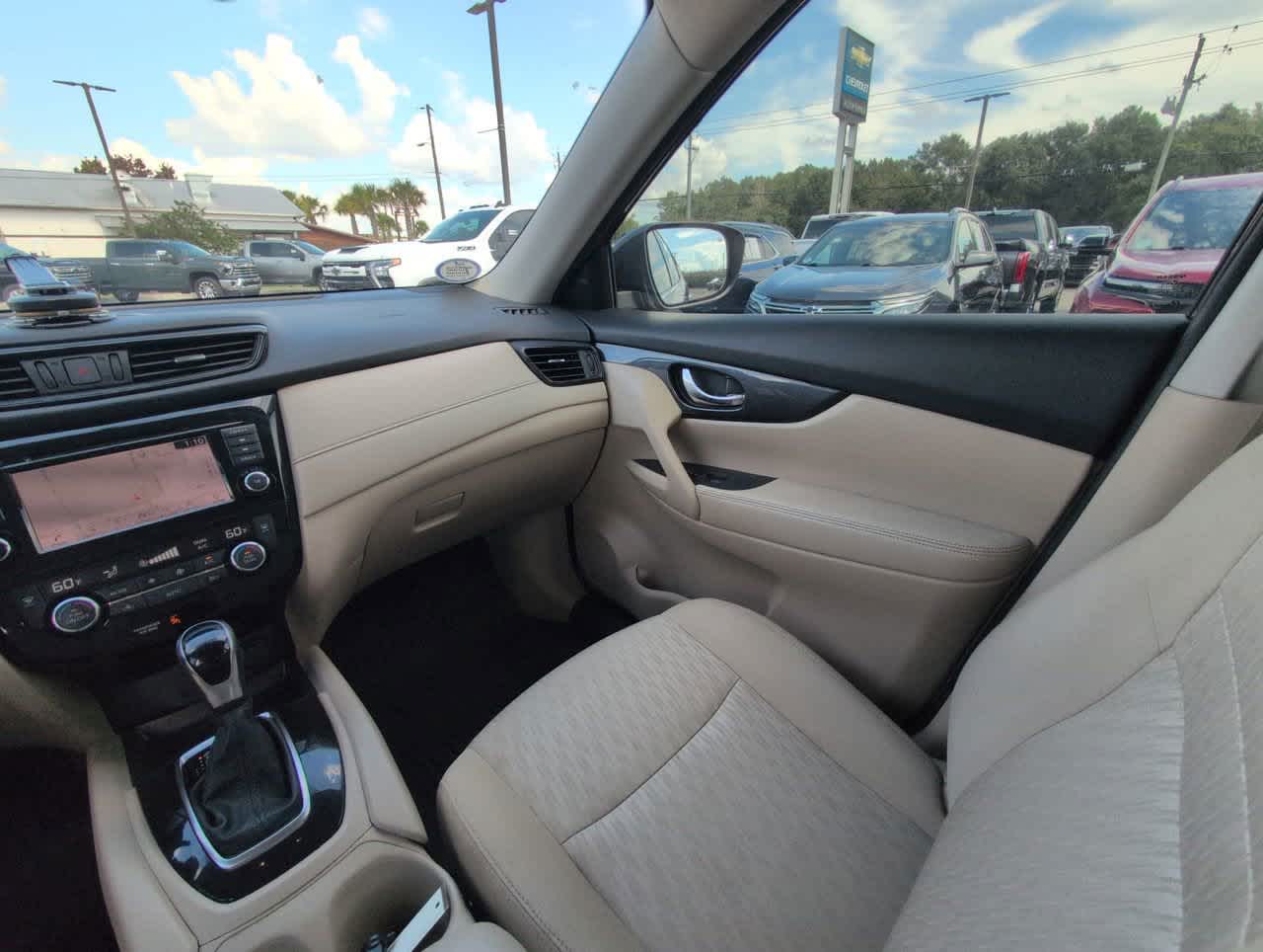 2018 Nissan Rogue SV photo 2