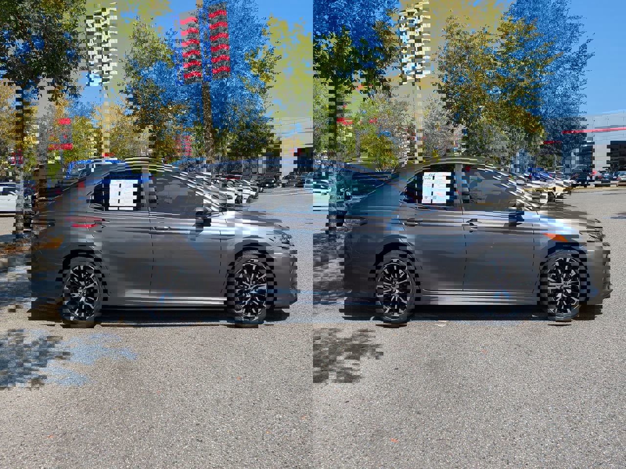 2020 Toyota Camry SE photo 4