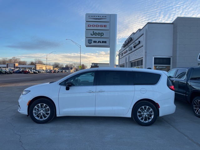 2026 Chrysler Pacifica Select's photo