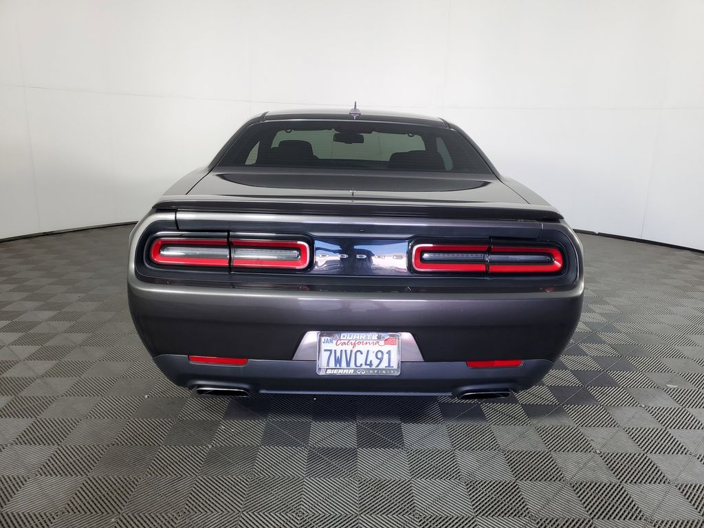 2016 Dodge Challenger SXT Plus photo 4