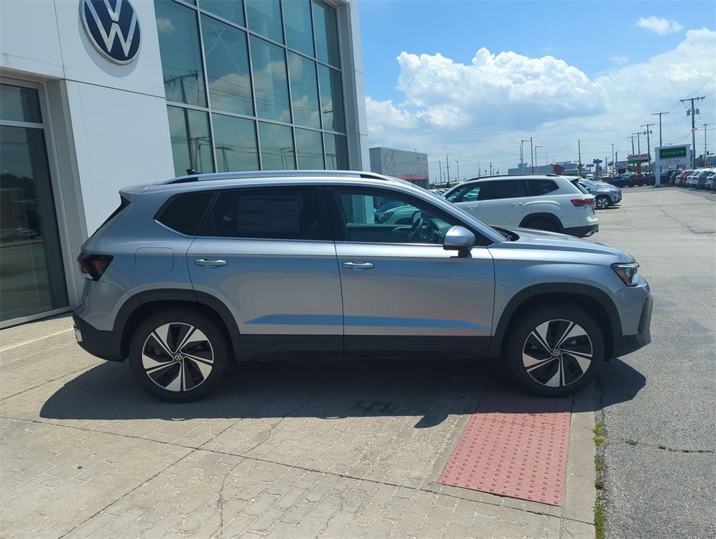 2025 Volkswagen Taos SE photo 9