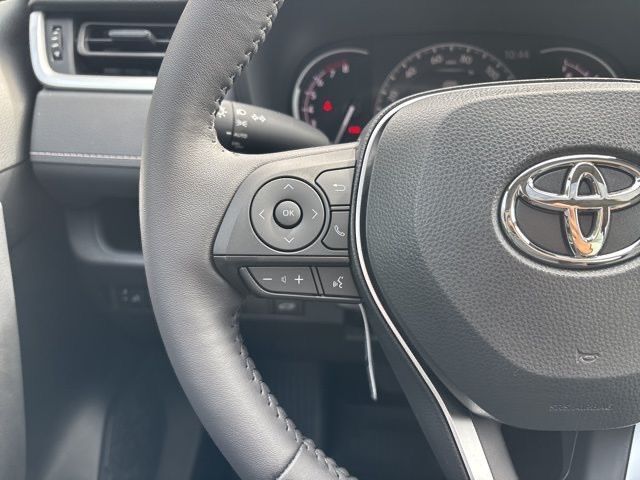 2025 Toyota RAV4 XLE photo 18