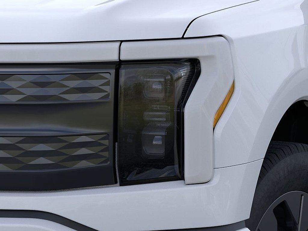 2025 Ford F-150 Lightning Lariat photo 18