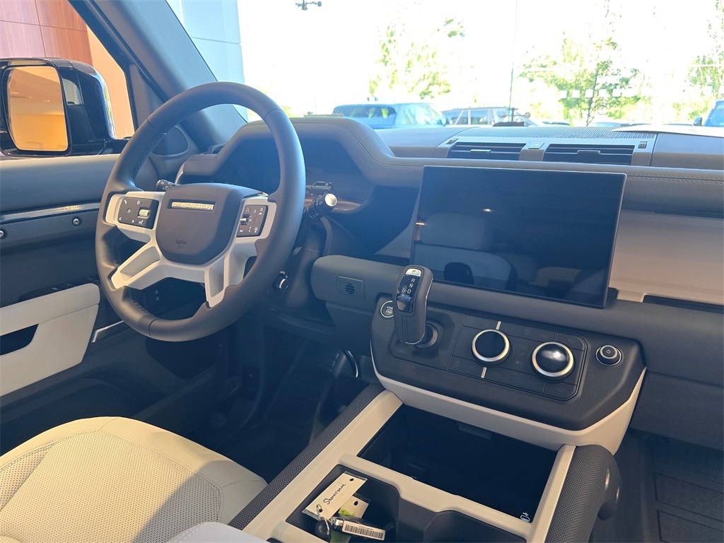 2025 Land Rover Defender 110 S photo 29