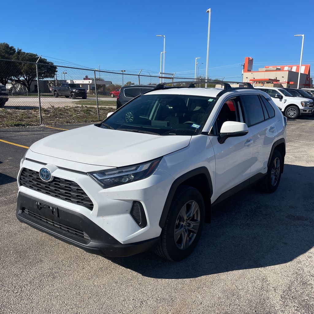 2024 Toyota RAV4 XLE's photo