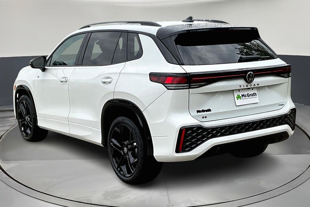 2025 Volkswagen Tiguan SE R-Line Black photo 2