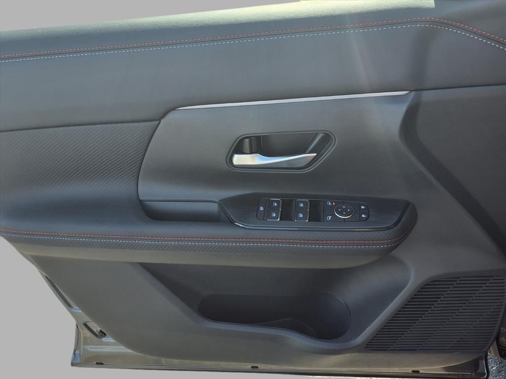 2026 Nissan Kicks SR photo 3