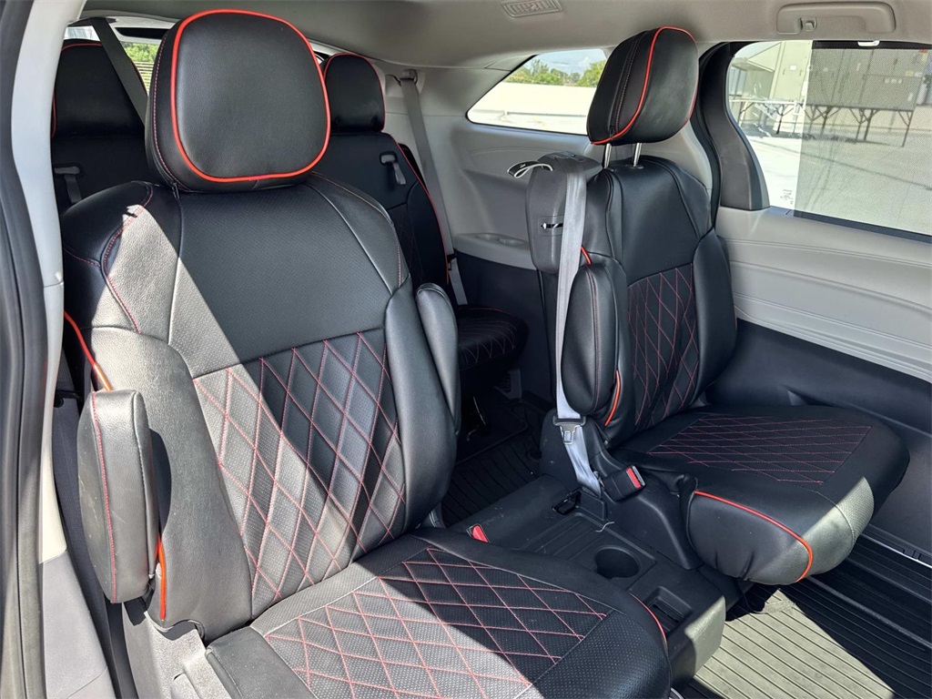 2024 Toyota Sienna LE photo 7