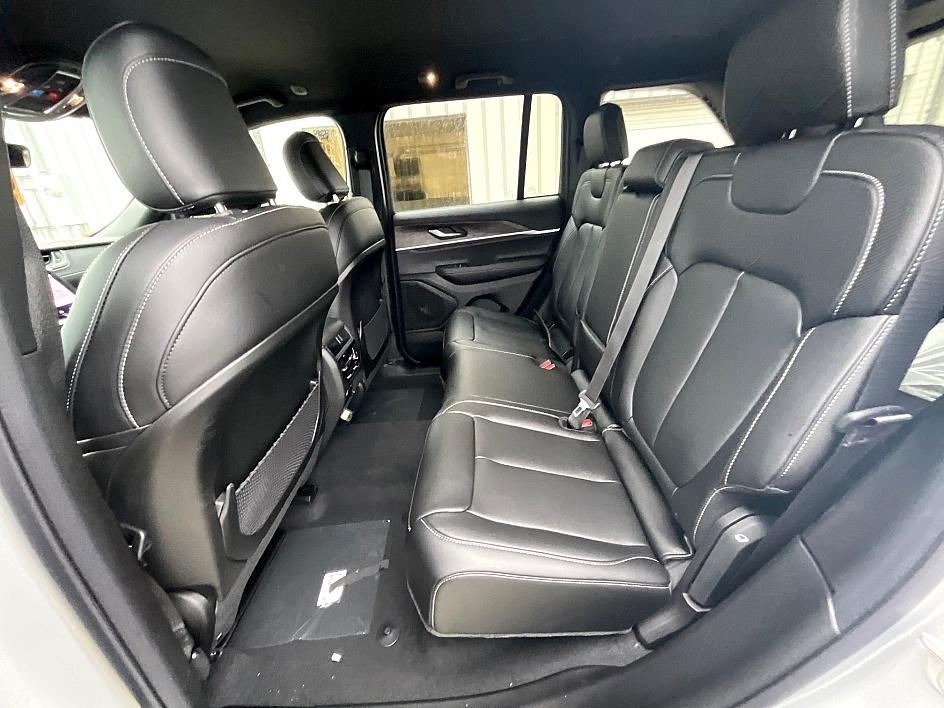 2025 Jeep Grand Cherokee Limited photo 24