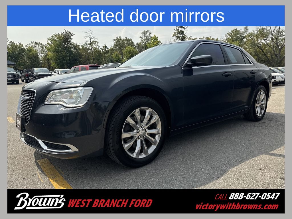 2018 Chrysler 300 Touring's photo