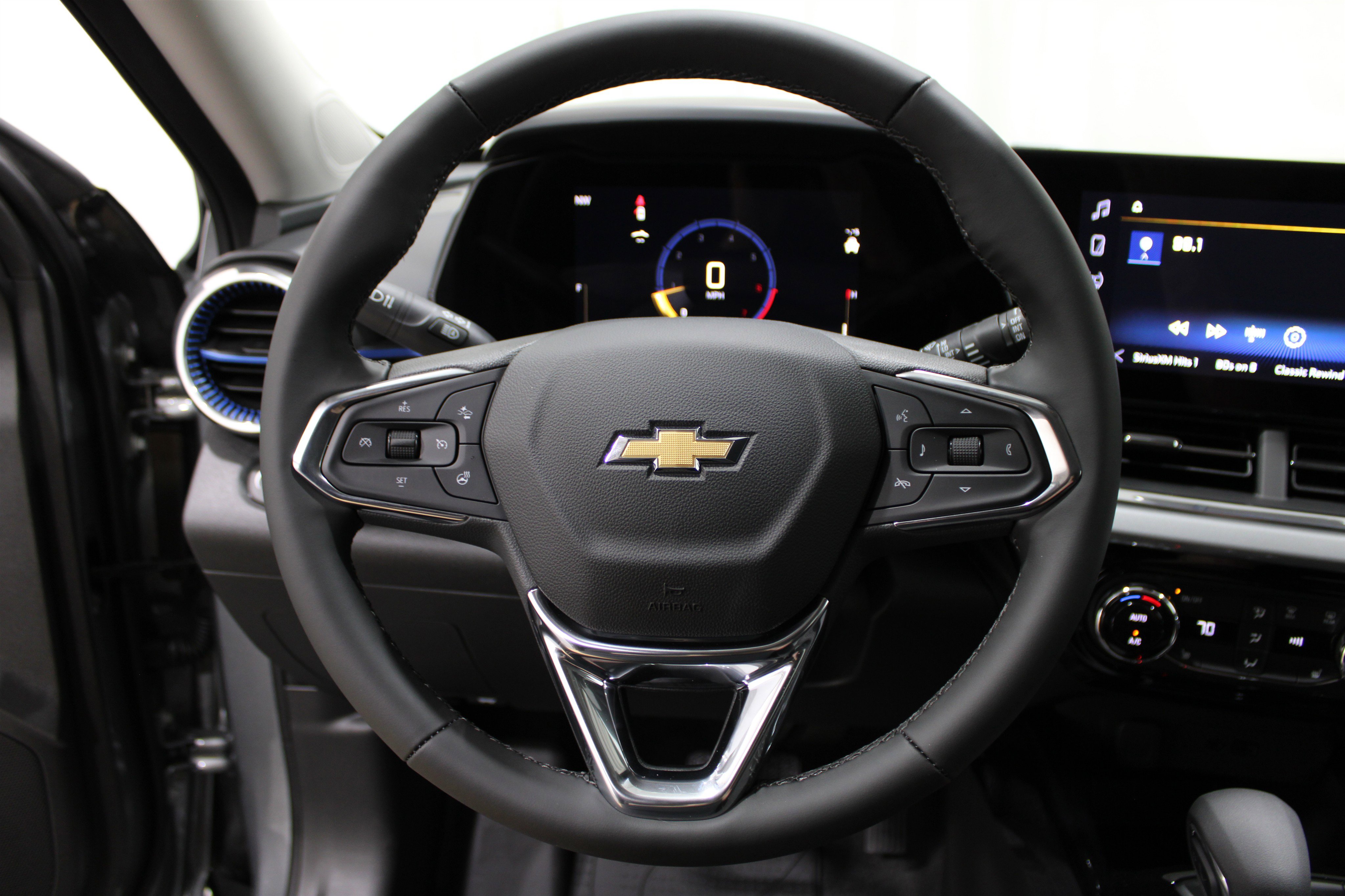 2025 Chevrolet Trax LT photo 5