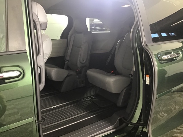 2021 Toyota Sienna XLE photo 18