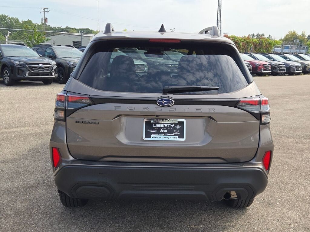 2025 Subaru Forester Premium photo 9