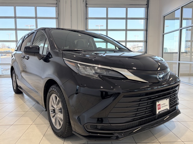 2024 Toyota Sienna LE's photo
