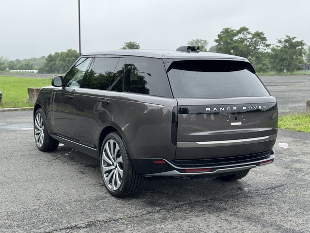 2025 Land Rover Range Rover SE photo 2
