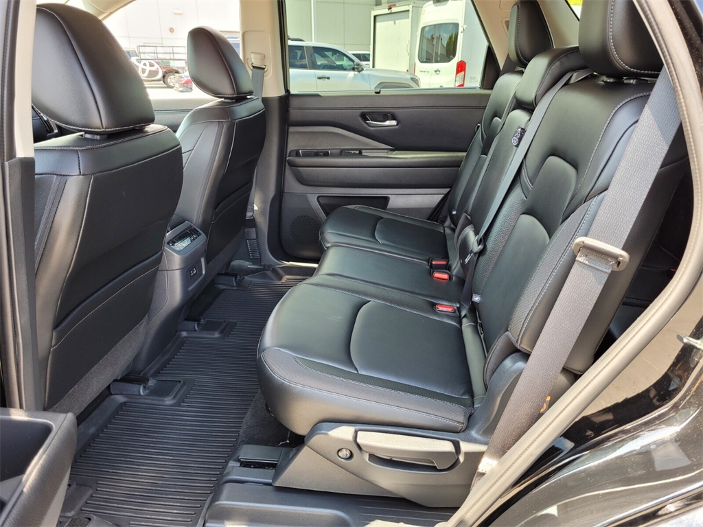 2024 Nissan Pathfinder SL photo 6