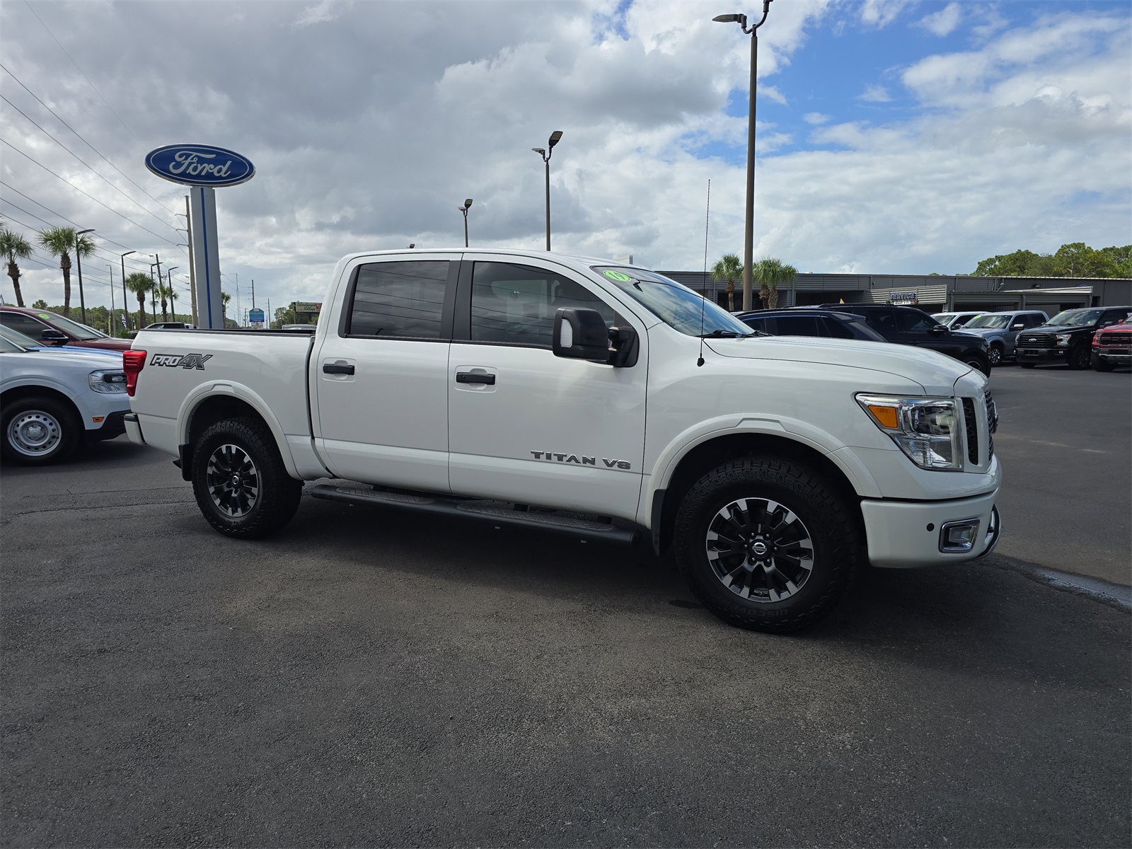 2019 Nissan Titan PRO-4X photo 2