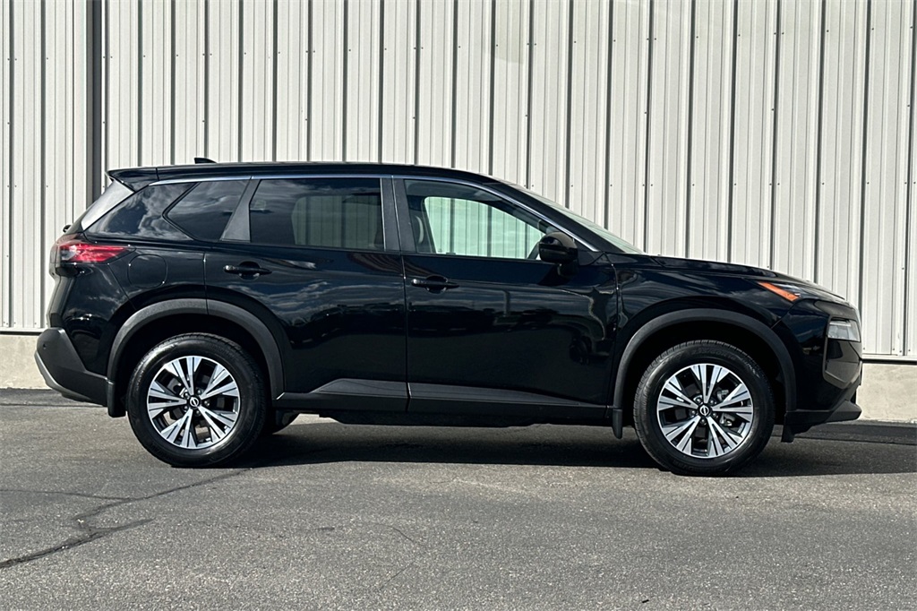 2022 Nissan Rogue SV photo 2