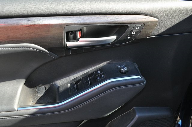 2023 Toyota Highlander Hybrid Platinum photo 12