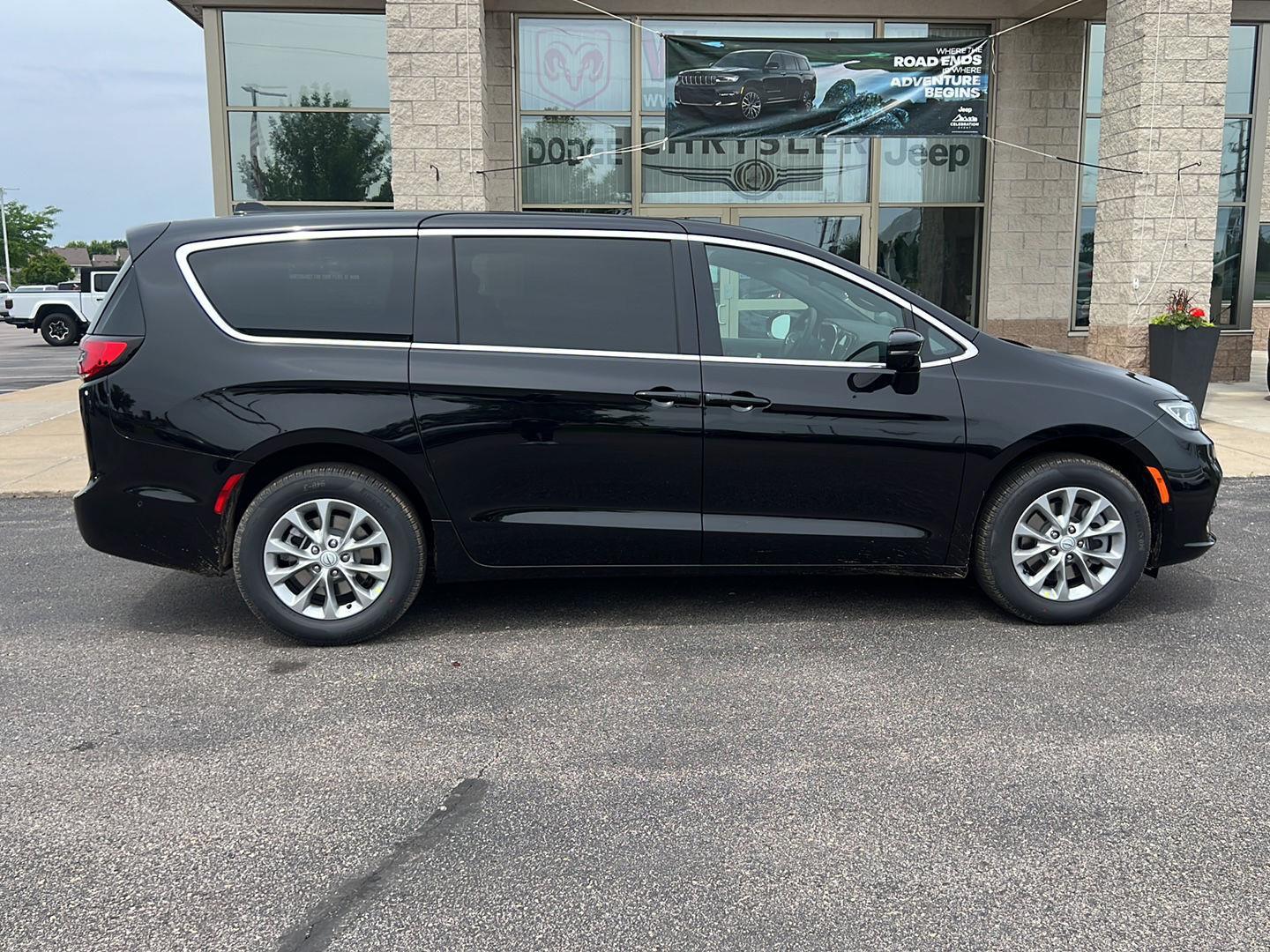 2025 Chrysler Pacifica photo 8