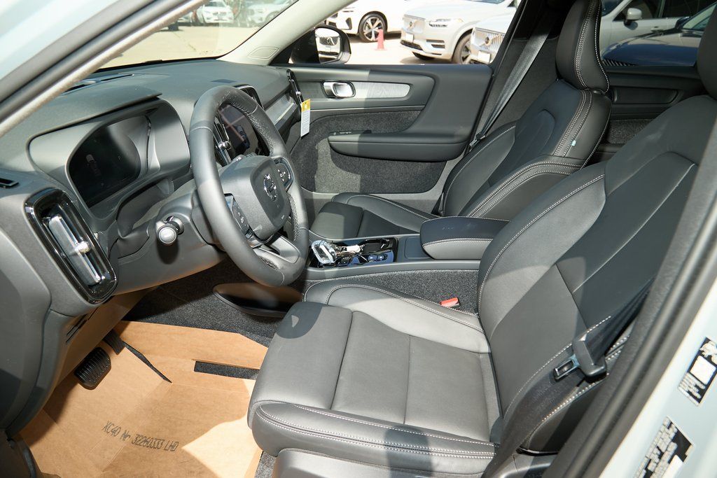 2026 VOLVO XC40 - Image 12