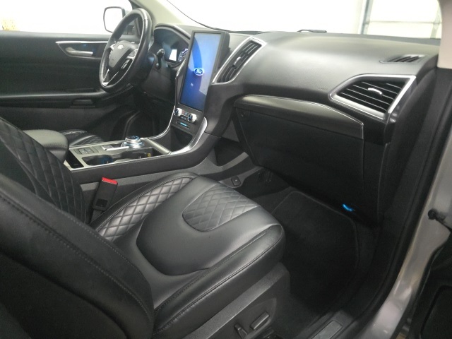 2024 Ford Edge Titanium photo 3