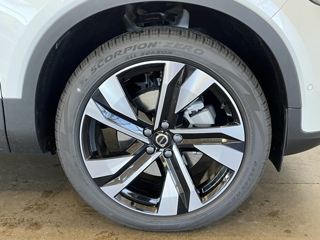2025 Volvo XC40 Plus photo 13