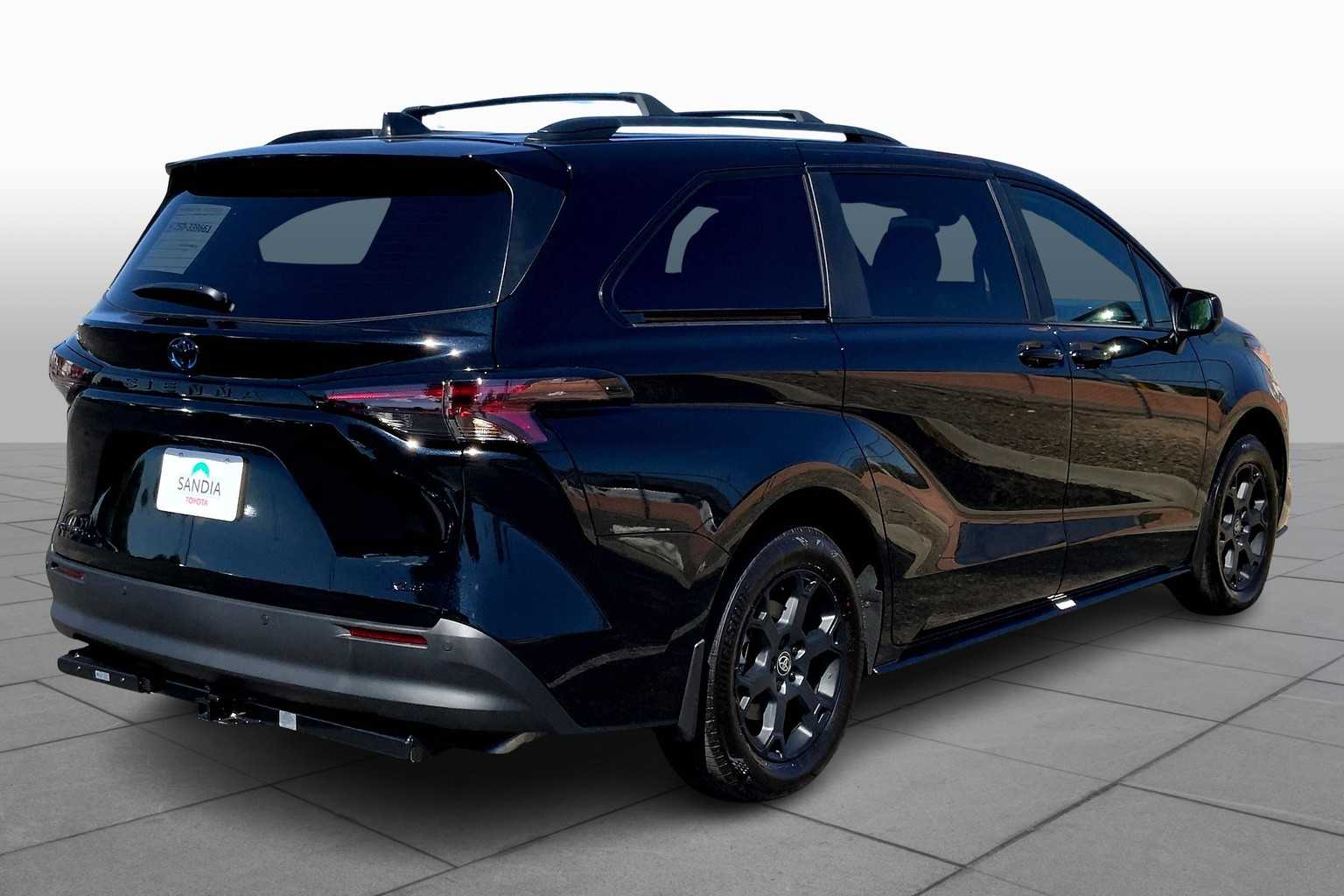 2025 Toyota Sienna Woodland Edition photo 11