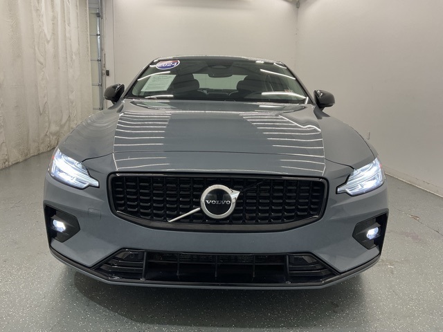 Used 2024 Gray Volvo B5 Core Dark Theme image 3