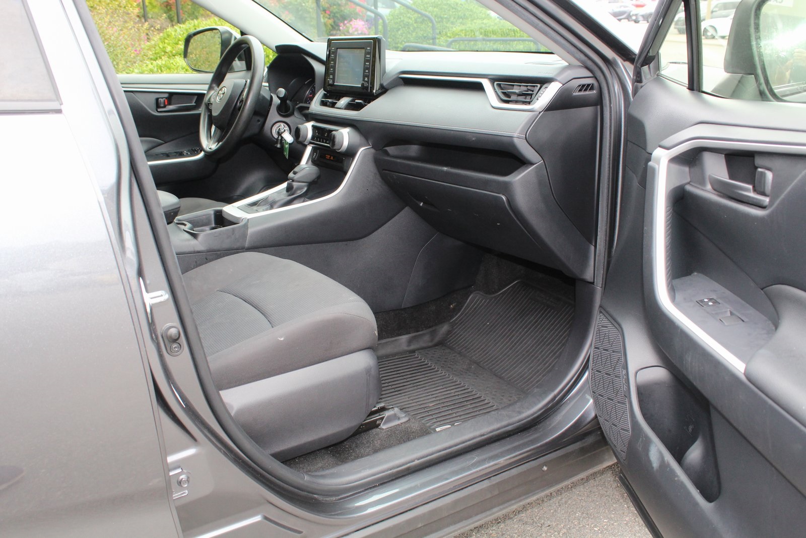 2019 Toyota RAV4 LE photo 20