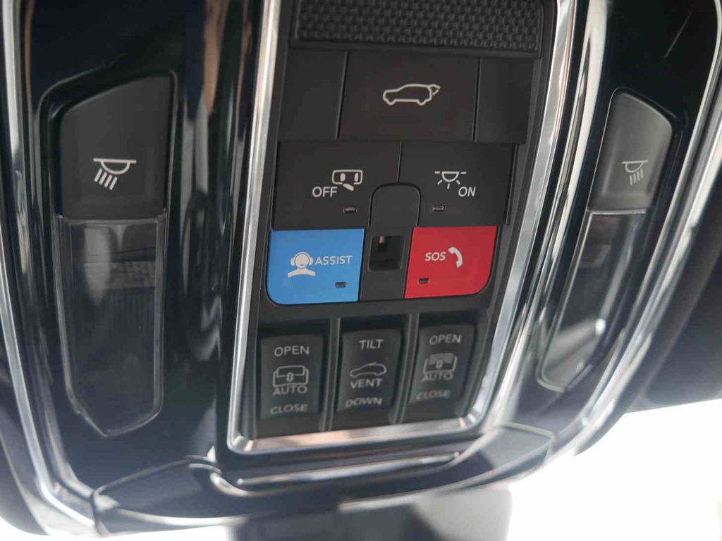2024 Jeep Grand Cherokee Overland photo 38