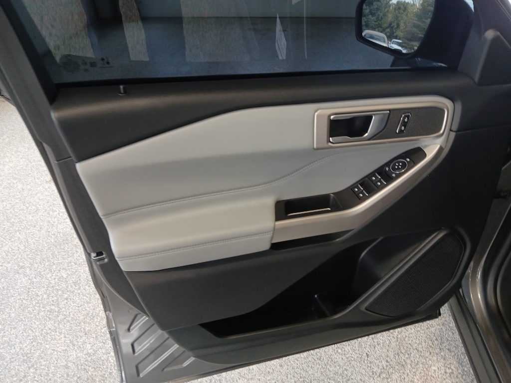 2023 Ford Explorer XLT photo 12