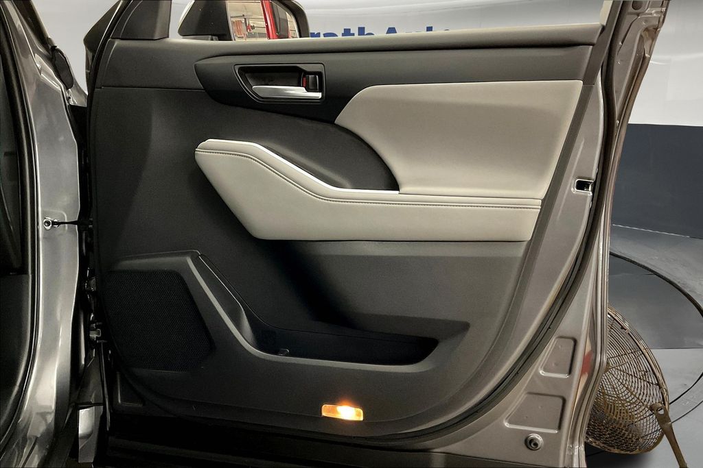 2022 Toyota Highlander Hybrid XLE photo 23