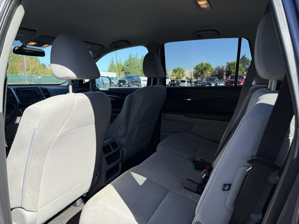 2016 Honda Pilot LX photo 12