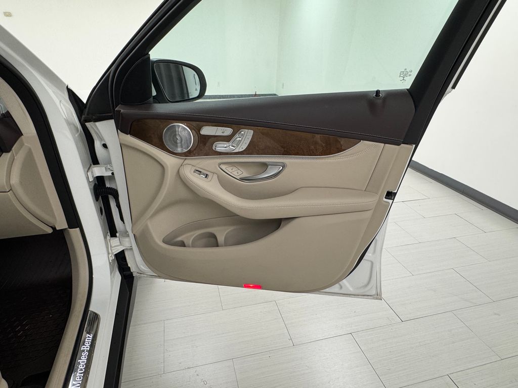 2017 Mercedes Benz GLC 300 4MATIC photo 14