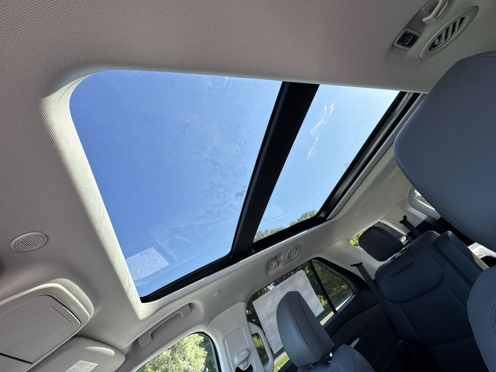 2025 Ford Explorer photo 15